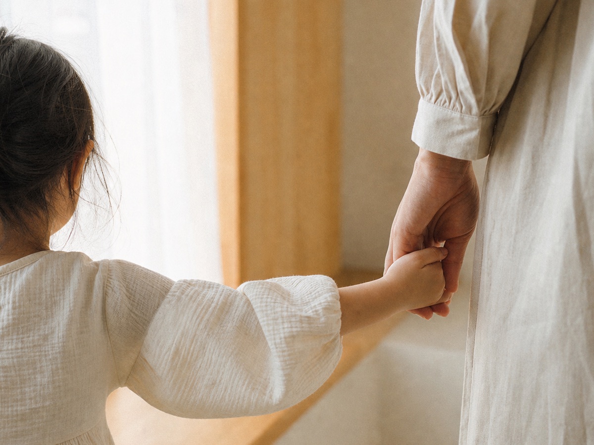 手をつなぐ親子の撮影イメージ
